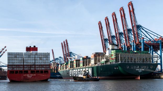 Top 5 Oportunități de Angajare ca Ofițer Secund pe Nave Comerciale în România, August 2026 3 Container ships docked at Hamburg port showcasing logistics and industry.