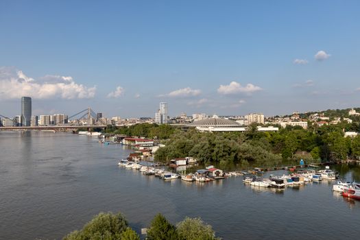 Top 7 Elemente Esențiale pentru o Scrisoare de Intenție de Succes în Shipping 4 Aerial view of a bustling riverfront marina in Belgrade on a sunny summer day.