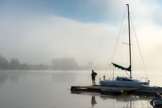 Top 7 Strategii pentru Pregătirea Interviului de Angajare în Domeniul Maritim în 2026 4 A tranquil scene with a yacht by a misty lake at dawn in Пущино, Russia.