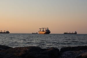 Read more about the article Joburi Maritime pentru Absolvenți vs Profesioniști Experimentați: Ce Alegi în 2026?