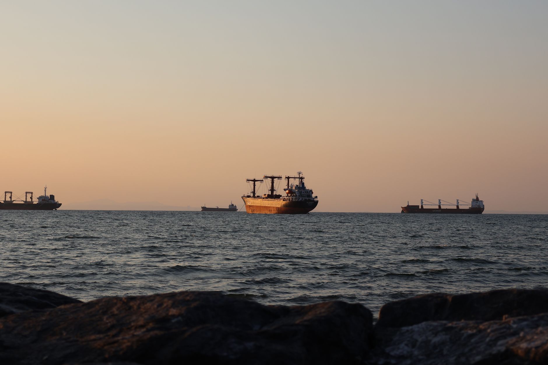 You are currently viewing Joburi Maritime pentru Absolvenți vs Profesioniști Experimentați: Ce Alegi în 2026?