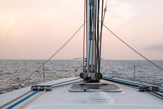 Top 5 Forumuri de Navigatori pentru Cariere Maritime de Succes în România 2 Experience the serenity of sailing at sunset with a view of the open sea horizon.