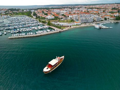 Top 5 Forumuri de Navigatori pentru Cariere Maritime de Succes în România 3 Drone view of Zadar's marina with a boat, showcasing the vibrant coastal cityscape.