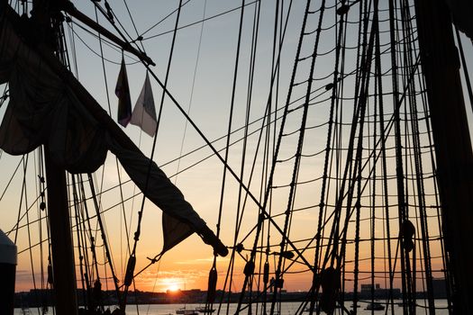 Top 5 Forumuri de Navigatori pentru Cariere Maritime de Succes în România 4 Silhouette of a ship's rigging against a serene Boston sunset, capturing the nautical heritage and beauty.